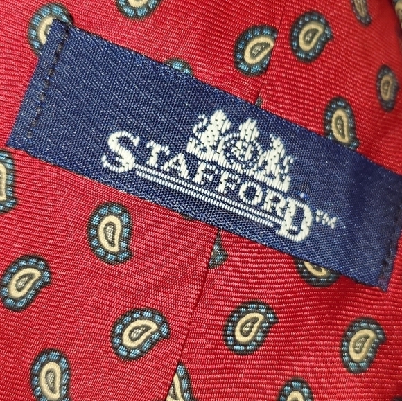RED tie with blue pattern NEW - Picture 4 of 4